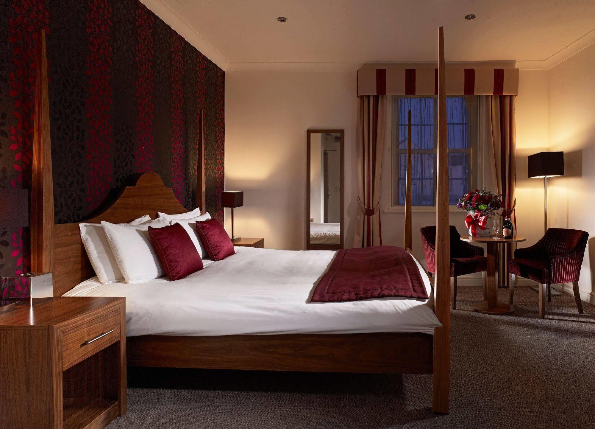 The Boleyn Hotel Staines-upon-Thames Ngoại thất bức ảnh