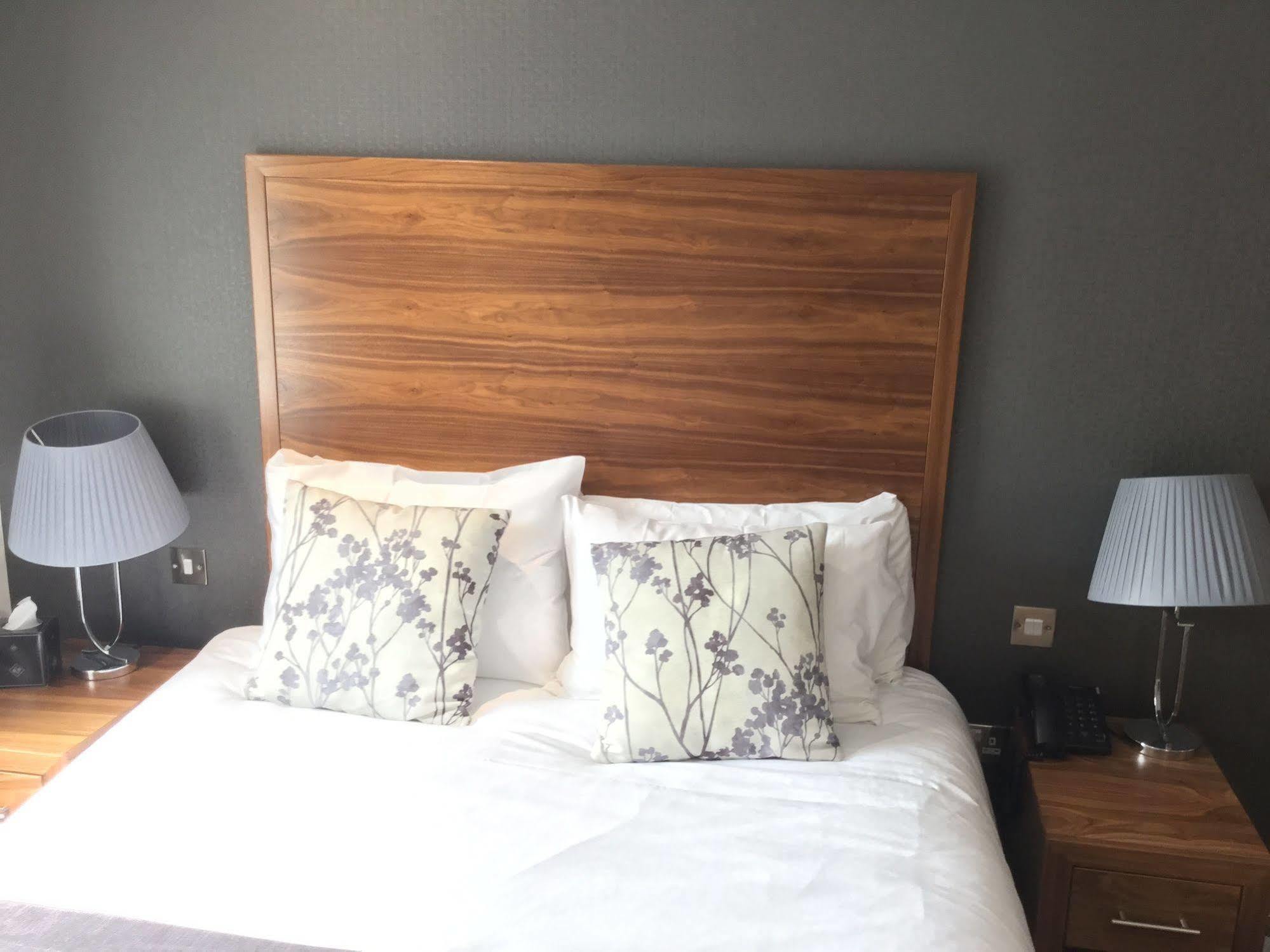 The Boleyn Hotel Staines-upon-Thames Ngoại thất bức ảnh